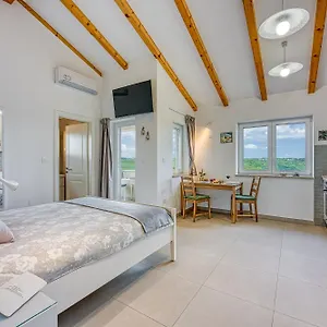 Apartman Lovor - To Relax In Greenery & Explore Istria, Tinjan